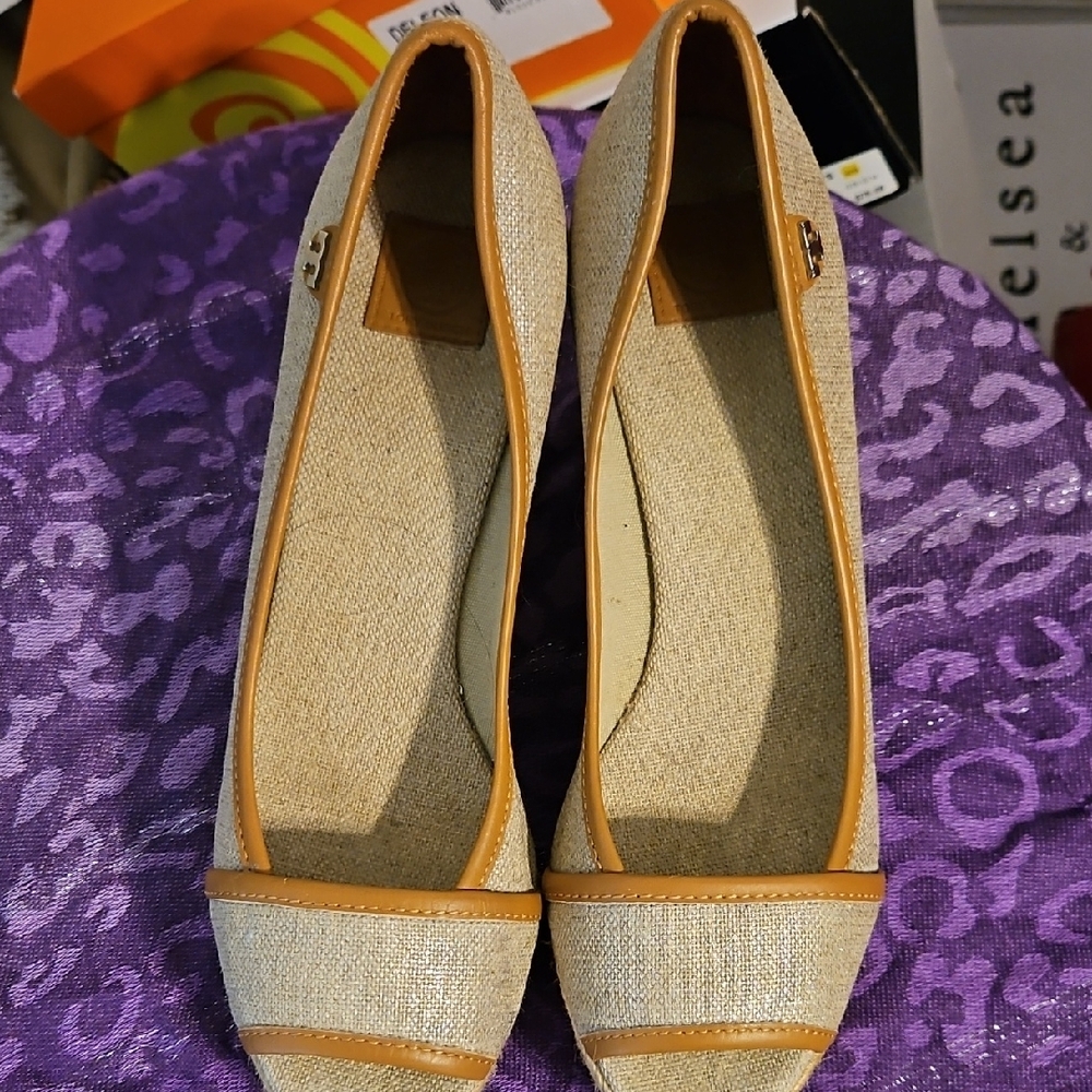 Elegant Cream and Tan Women's Shoes Tory Burch